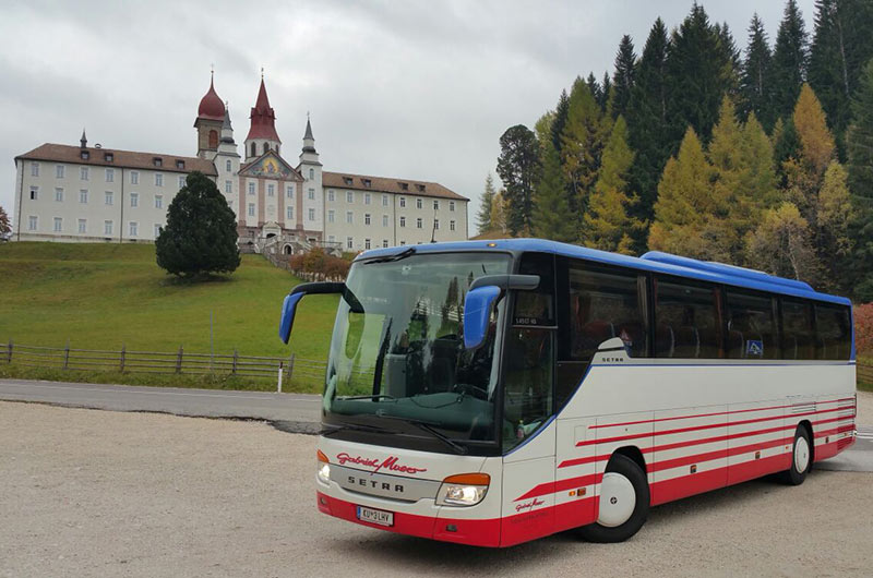 Reisebus von Busunternehmen aus Alpach in Tirol vor Schloss