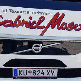Bus mit Aufschrift "Gabriel Moser"