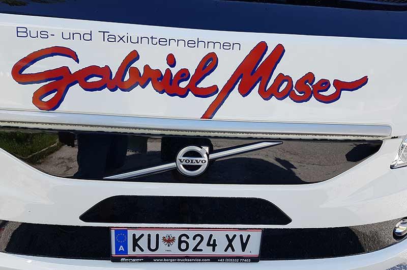 Bus mit Aufschrift "Gabriel Moser"