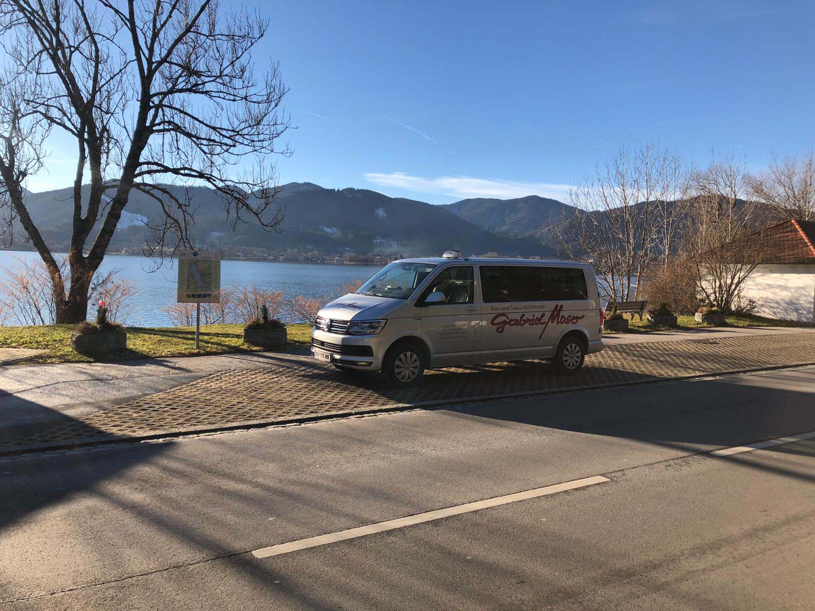 Bus von Gabriel Moser auf der Straße in einer Hügellandschaft