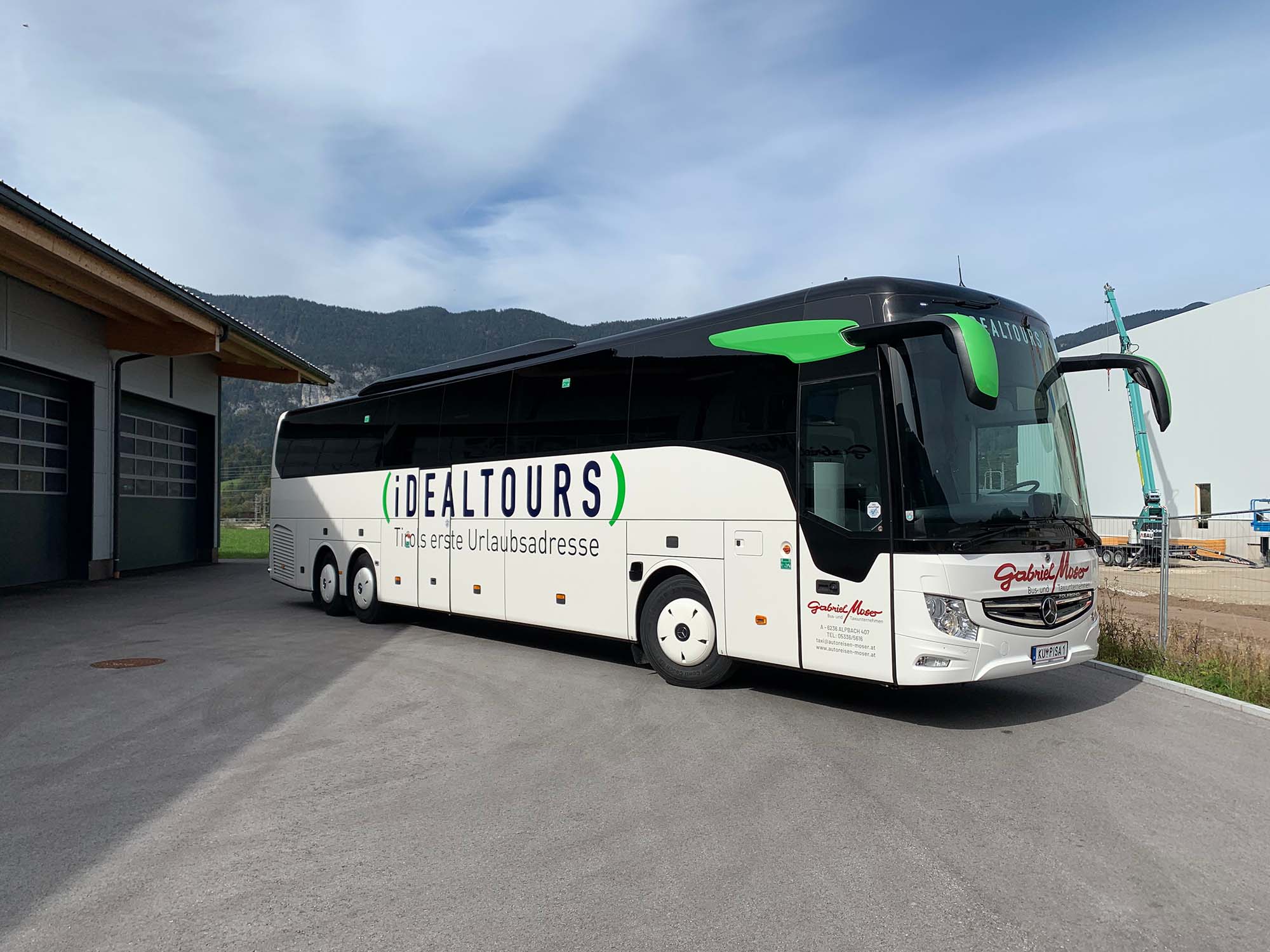 Bus von Gabriel Moser auf Straße in hügeliger Landschaft