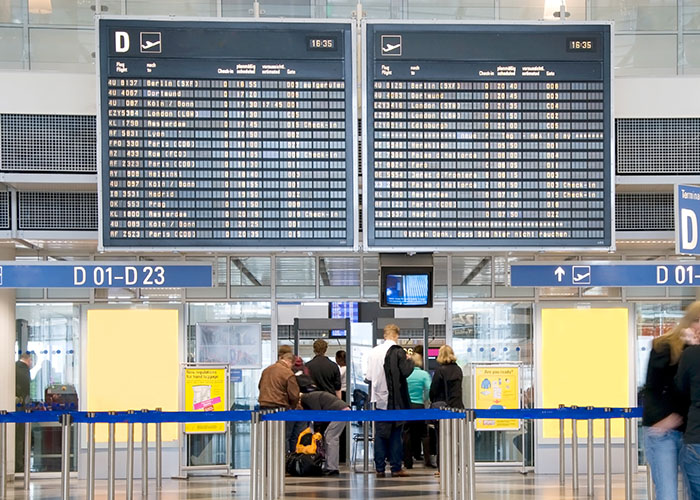 Szenen am Flughafen, der mit Gabriel Mosers Taxiservice erreicht werden kann