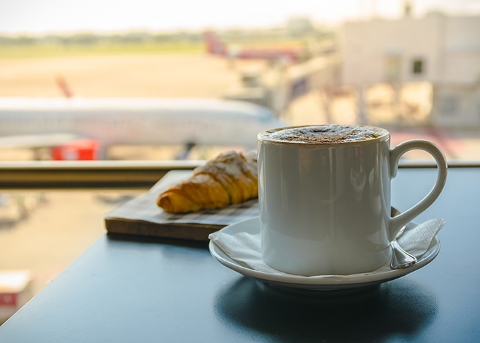 Szenen am Flughafen, der mit Gabriel Mosers Taxiservice erreicht werden kann