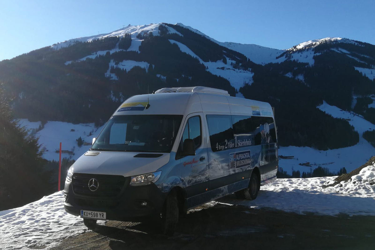 Großraumtaxi von Moser Reisen in verschneiter Landschaft