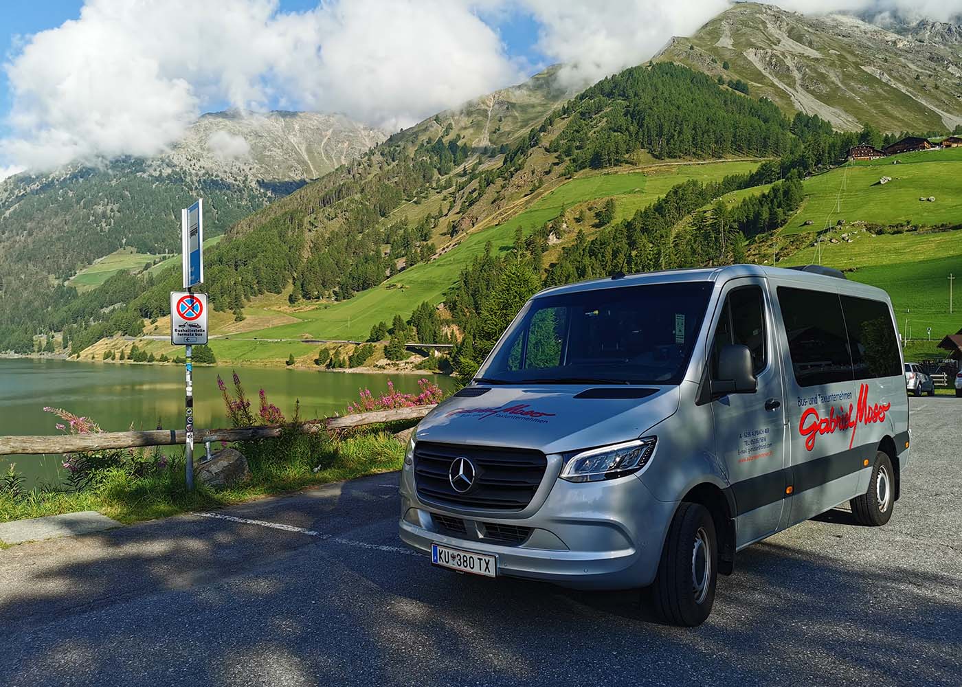 Großraumtaxi von Gabriel Moser auf einer Straße mit einer Berglandschaft im Hintergrund