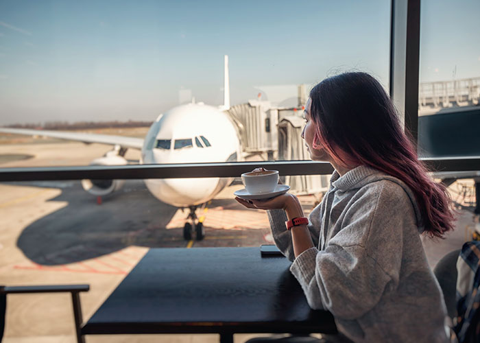 Szenen am Flughafen, der mit Gabriel Mosers Taxiservice erreicht werden kann