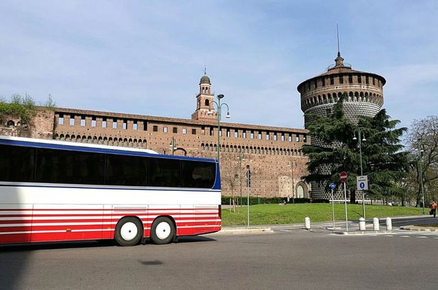 Bus von Gabriel Moser vor Sprungschanze