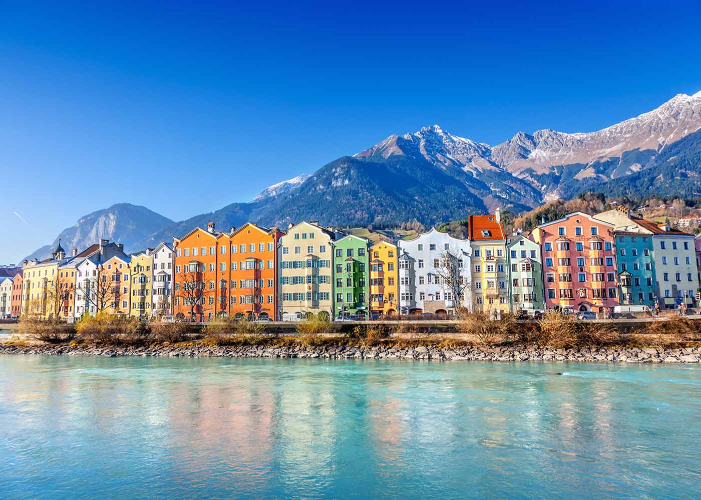 Innsbrucker Stadtbild mit Tiroler Bergen im Hintergrund